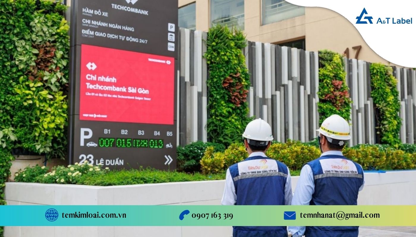Biển chỉ dẫn mũi tên khu vực bãi xe đặt ở ngoài trời các tòa nhà, văn phòng Biển chỉ dẫn mũi tên khu vực bãi xe đặt ở ngoài trời các tòa nhà, văn phòng