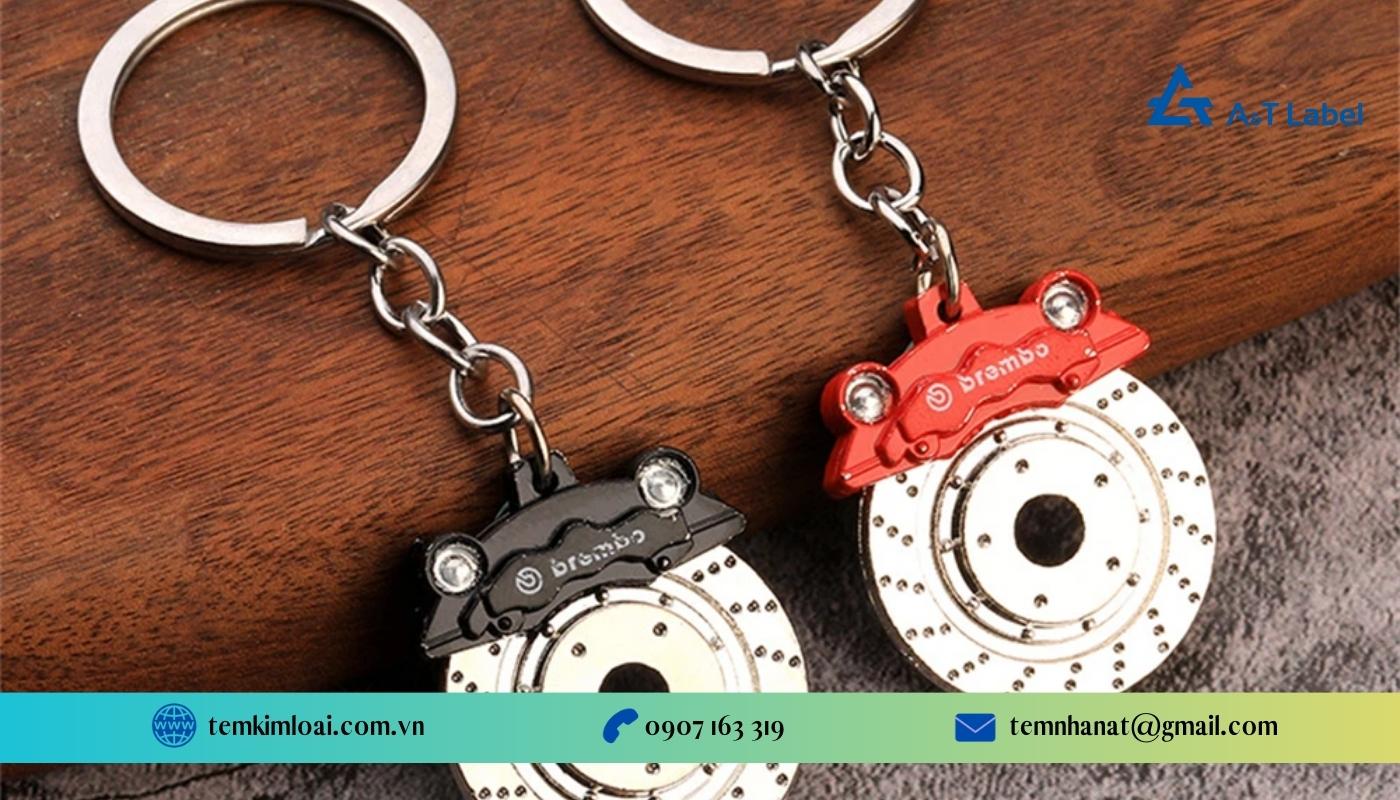 Ưu điểm khi chọn làm móc khóa kim loại khắc tên, logo