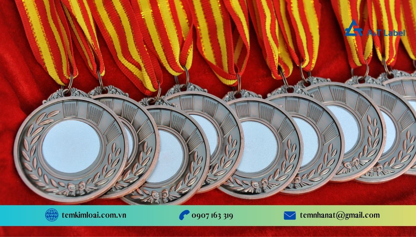 Làm huy chương bằng kim loại